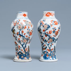 Een Chinese famille verte schotel en een paar Imari-stijl vaasjes met reliëfdecor, Kangxi — foto 4