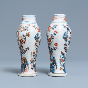 Een Chinese famille verte schotel en een paar Imari-stijl vaasjes met reliëfdecor, Kangxi — foto 5