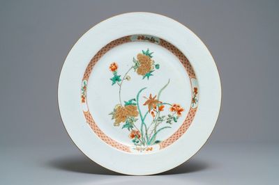 Een Chinese famille verte schotel met anhua decor van feniksen, Kangxi