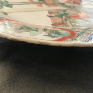 Een Chinese famille verte schotel met dames in een tuin, Kangxi — foto 11
