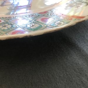 Een Chinese famille verte schotel met dames in een tuin, Kangxi — foto 5