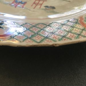 Een Chinese famille verte schotel met dames in een tuin, Kangxi — foto 7