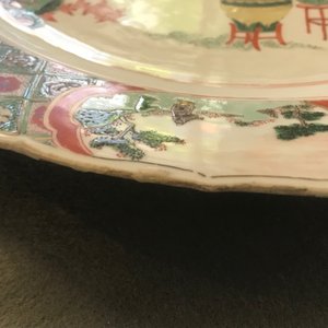 Een Chinese famille verte schotel met dames in een tuin, Kangxi — foto 8