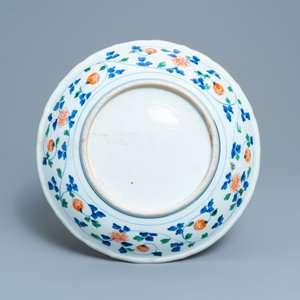 Een Chinese famille verte schotel met een bloemenmand, Kangxi — foto 2