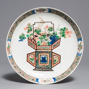 Een Chinese famille verte schotel met een bloemenmand, Kangxi — foto 1