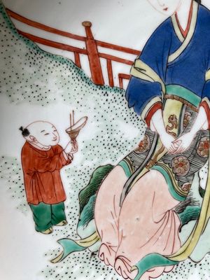 Een Chinese famille verte schotel met een dame en een jongen die haar een 'jue' beker aanbiedt, Kangxi — foto 3