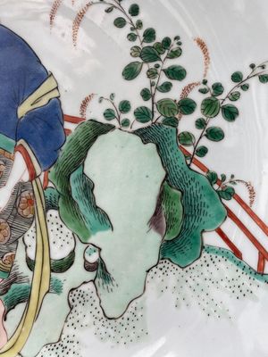 Een Chinese famille verte schotel met een dame en een jongen die haar een 'jue' beker aanbiedt, Kangxi — foto 4