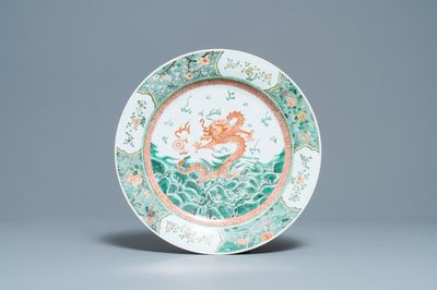 Een Chinese famille verte schotel met een draak bij de vlammende parel, Kangxi
