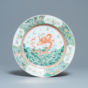 Een Chinese famille verte schotel met een draak bij de vlammende parel, Kangxi — foto 1