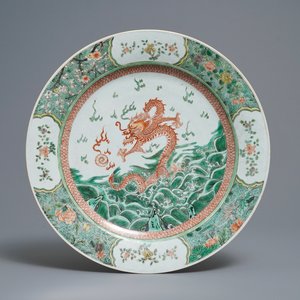 Een Chinese famille verte schotel met een draak bij de vlammende parel, Kangxi — foto 1