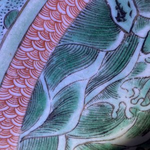 Een Chinese famille verte schotel met een draak bij de vlammende parel, Kangxi — foto 4