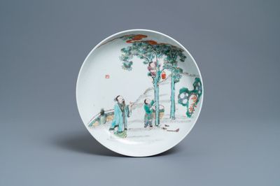 Een Chinese famille verte schotel met een jongen in een boom, Yongzheng