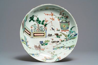 Een Chinese famille verte schotel met een kat, twee vogels en een hert, Kangxi