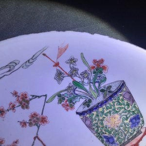 Een Chinese famille verte schotel met een kat, twee vogels en een hert, Kangxi — foto 4