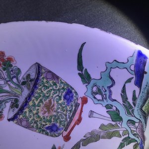 Een Chinese famille verte schotel met een kat, twee vogels en een hert, Kangxi — foto 5