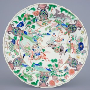 Een Chinese famille verte schotel met een oorlogsscène, Kangxi — foto 1