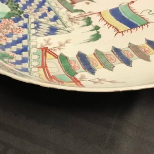 Een Chinese famille verte schotel met een tempel en een pagode, Kangxi — foto 13