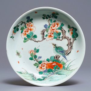 Een Chinese famille verte schotel met een vogel bij bloesems, Kangxi — foto 1
