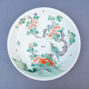 Een Chinese famille verte schotel met een vogel bij bloesems, Kangxi — foto 6