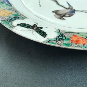 Een Chinese famille verte schotel met een vogel, bloemen en vlinders, Kangxi — foto 12
