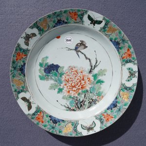 Een Chinese famille verte schotel met een vogel, bloemen en vlinders, Kangxi — foto 13