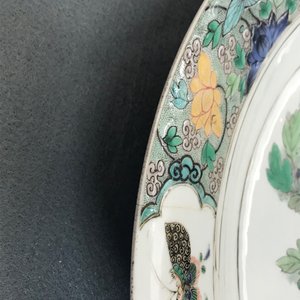 Een Chinese famille verte schotel met een vogel, bloemen en vlinders, Kangxi — foto 10