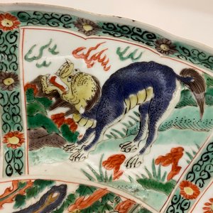 Een Chinese famille verte schotel met fabeldieren, Kangxi — foto 14