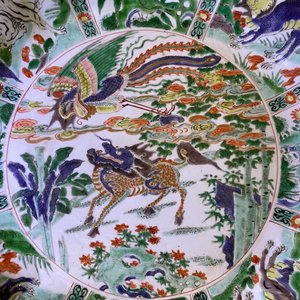 Een Chinese famille verte schotel met fabeldieren, Kangxi — foto 15