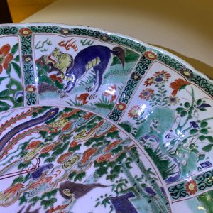 Een Chinese famille verte schotel met fabeldieren, Kangxi — foto 17