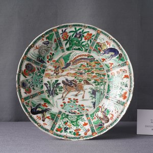 Een Chinese famille verte schotel met fabeldieren, Kangxi — foto 3