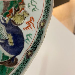 Een Chinese famille verte schotel met fabeldieren, Kangxi — foto 5