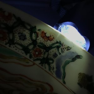 Een Chinese famille verte schotel met figuren in een interieur, Kangxi — foto 3