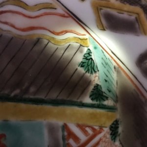 Een Chinese famille verte schotel met figuren in een interieur, Kangxi — foto 7