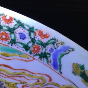 Een Chinese famille verte schotel met figuren in een interieur, Kangxi — foto 6