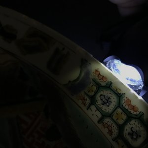 Een Chinese famille verte schotel met figuren in een interieur, Kangxi — foto 7