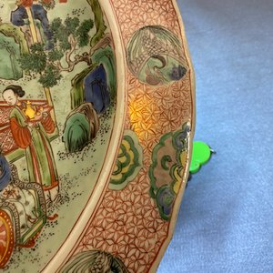 Een Chinese famille verte schotel met figuren in een landschap, Kangxi — foto 8