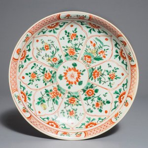 Een Chinese famille verte schotel met floraal decor, Kangxi — foto 1