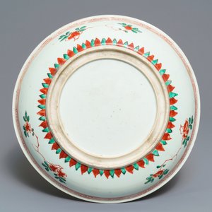 Een Chinese famille verte schotel met floraal decor, Kangxi — foto 2