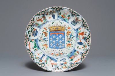 Een Chinese famille verte schotel met het wapen van Artois, Kangxi/Yongzheng