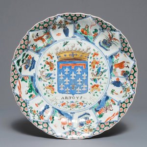 Een Chinese famille verte schotel met het wapen van Artois, Kangxi/Yongzheng — foto 1