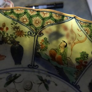 Een Chinese famille verte schotel met het wapen van Artois, Kangxi/Yongzheng — foto 10