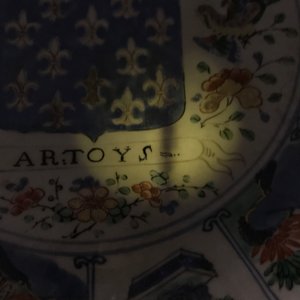 Een Chinese famille verte schotel met het wapen van Artois, Kangxi/Yongzheng — foto 6