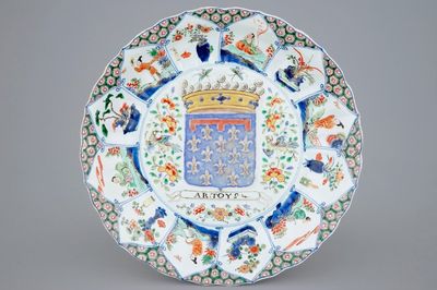 Een Chinese famille verte schotel met het wapen van Artoys, Kangxi/Yongzheng, ca. 1720