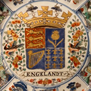 Een Chinese famille verte schotel met het wapen van Engeland, Kangxi/Yongzheng — foto 10