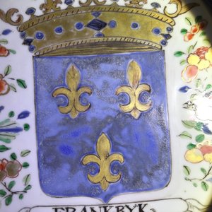 Een Chinese famille verte schotel met het wapen van Frankrijk, Kangxi/Yongzheng — foto 12