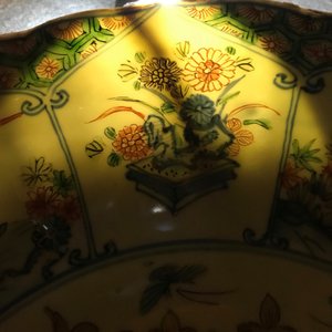 Een Chinese famille verte schotel met het wapen van Frankrijk, Kangxi/Yongzheng — foto 3