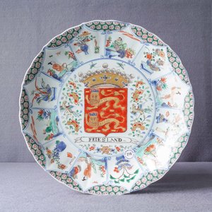 Een Chinese famille verte schotel met het wapen van Friesland, Kangxi/Yongzheng — foto 3