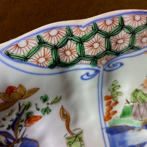 Een Chinese famille verte schotel met het wapen van Friesland, Kangxi/Yongzheng — foto 6