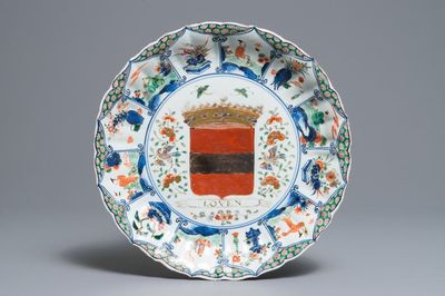Een Chinese famille verte schotel met het wapen van Leuven, Kangxi/Yongzheng