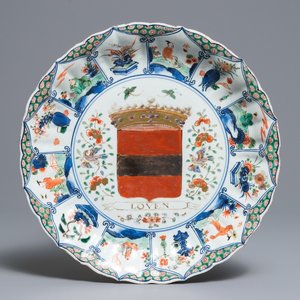 Een Chinese famille verte schotel met het wapen van Leuven, Kangxi/Yongzheng — foto 1